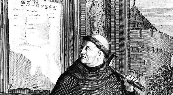 Desenho de Martinho Lutero pregando as 95 teses na porta do castelo.